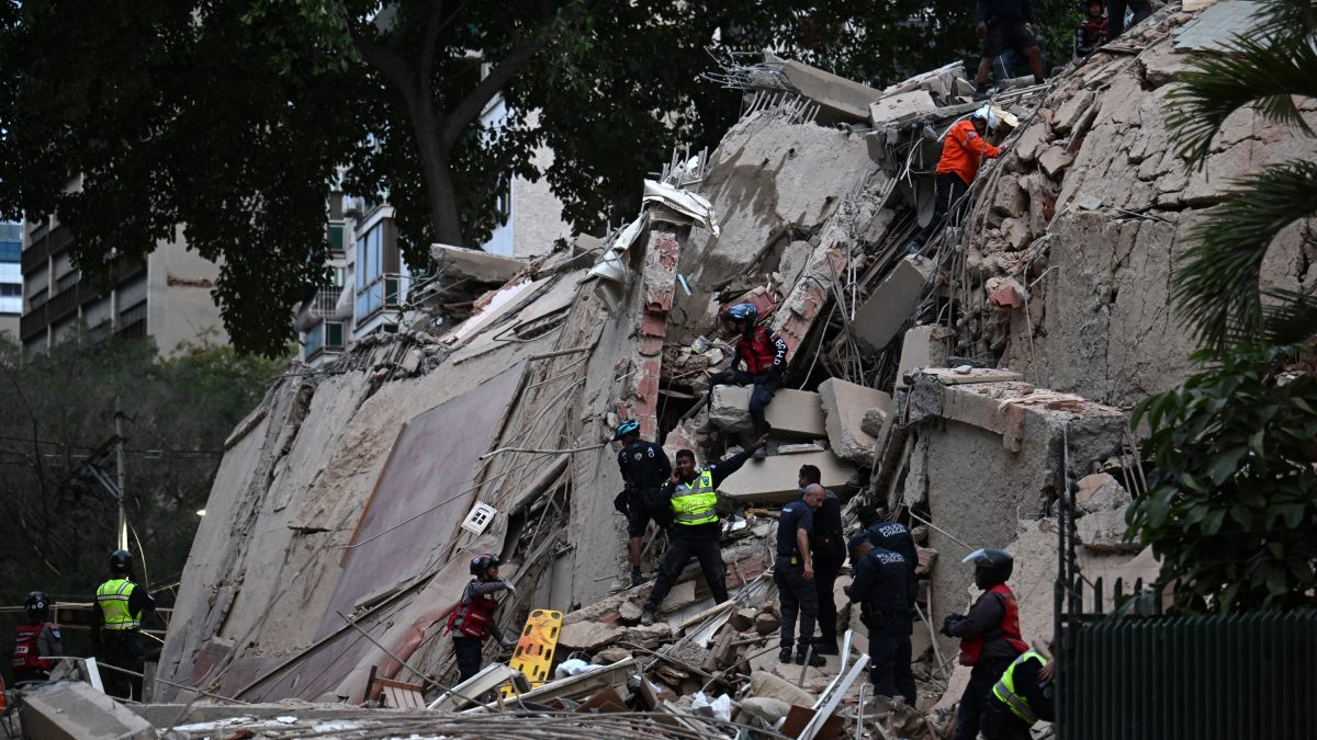 TOPSHOT-VENEZUELA-EARTHQUAKE