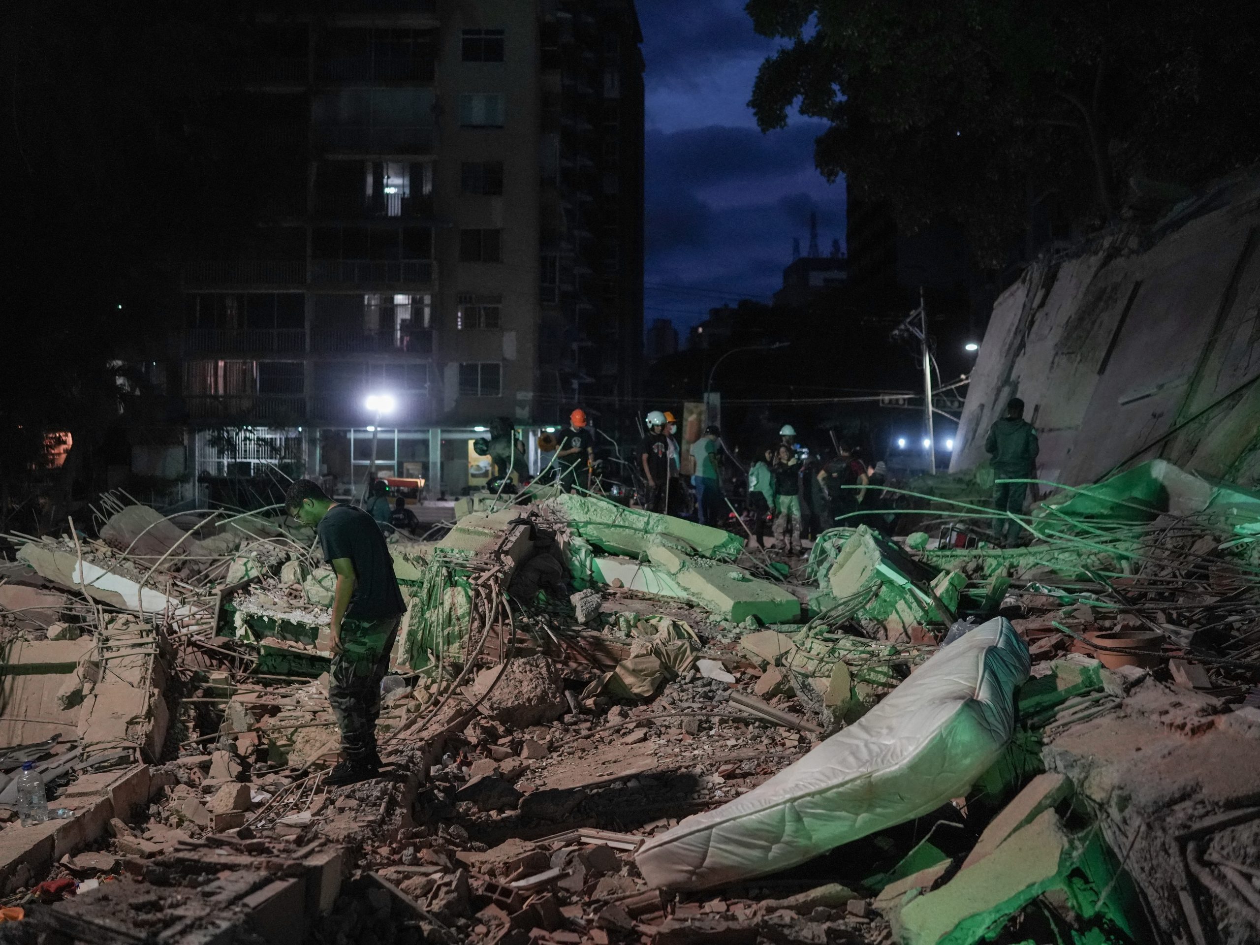 2 earthquakes in Venezuela kill at least 164. And, Trump cancels housing bill signing