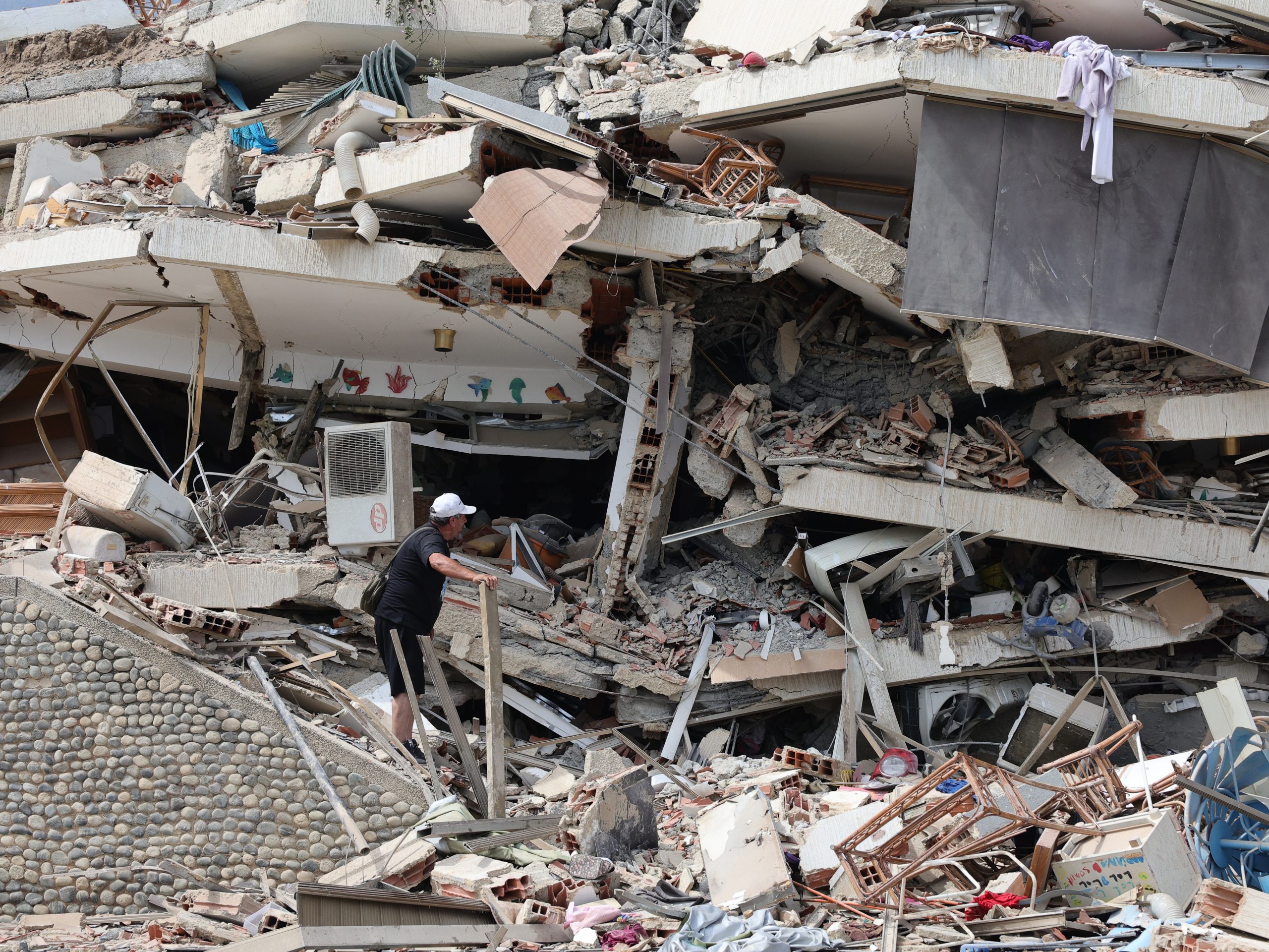Rescuers scramble to find Venezuela earthquake survivors. And, SCOTUS rules on asylum