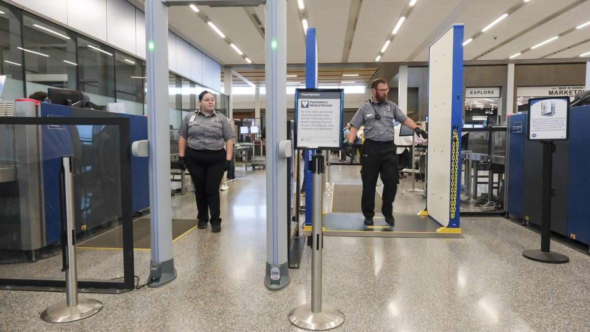 Will passengers notice if their airport uses private security?