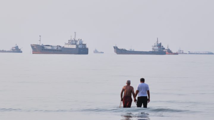 U.S. pauses attacks on Iran for a second straight day and Tehran does too