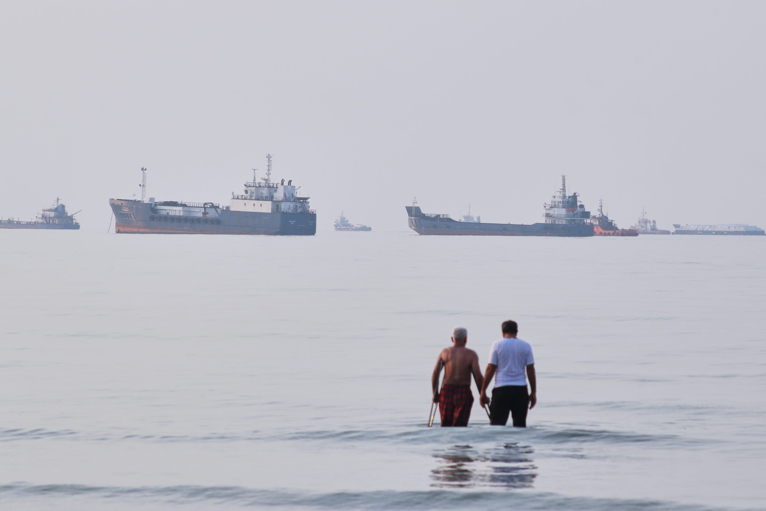 U.S. pauses attacks on Iran for a second straight day and Tehran does too