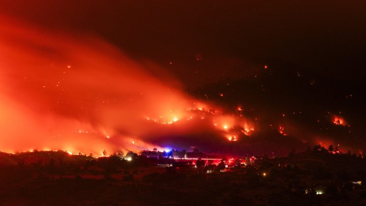 Thunderstorms, heat and wind will hamper efforts to contain Colorado wildfires