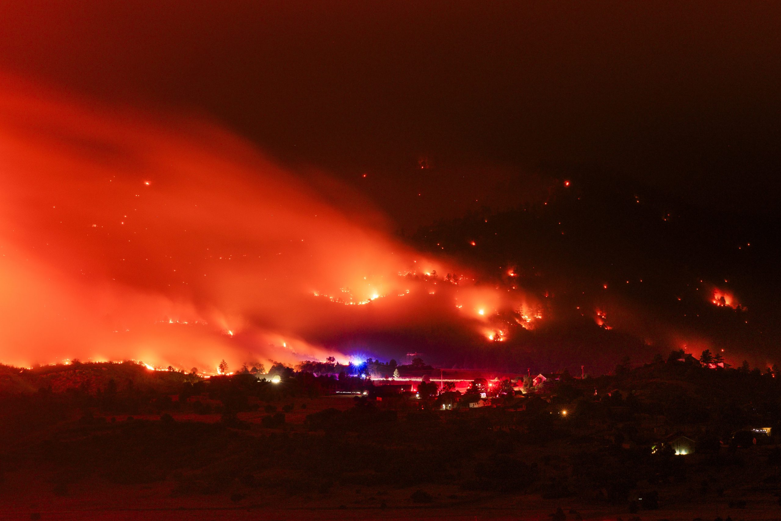 Thunderstorms, heat and wind will hamper efforts to contain Colorado wildfires