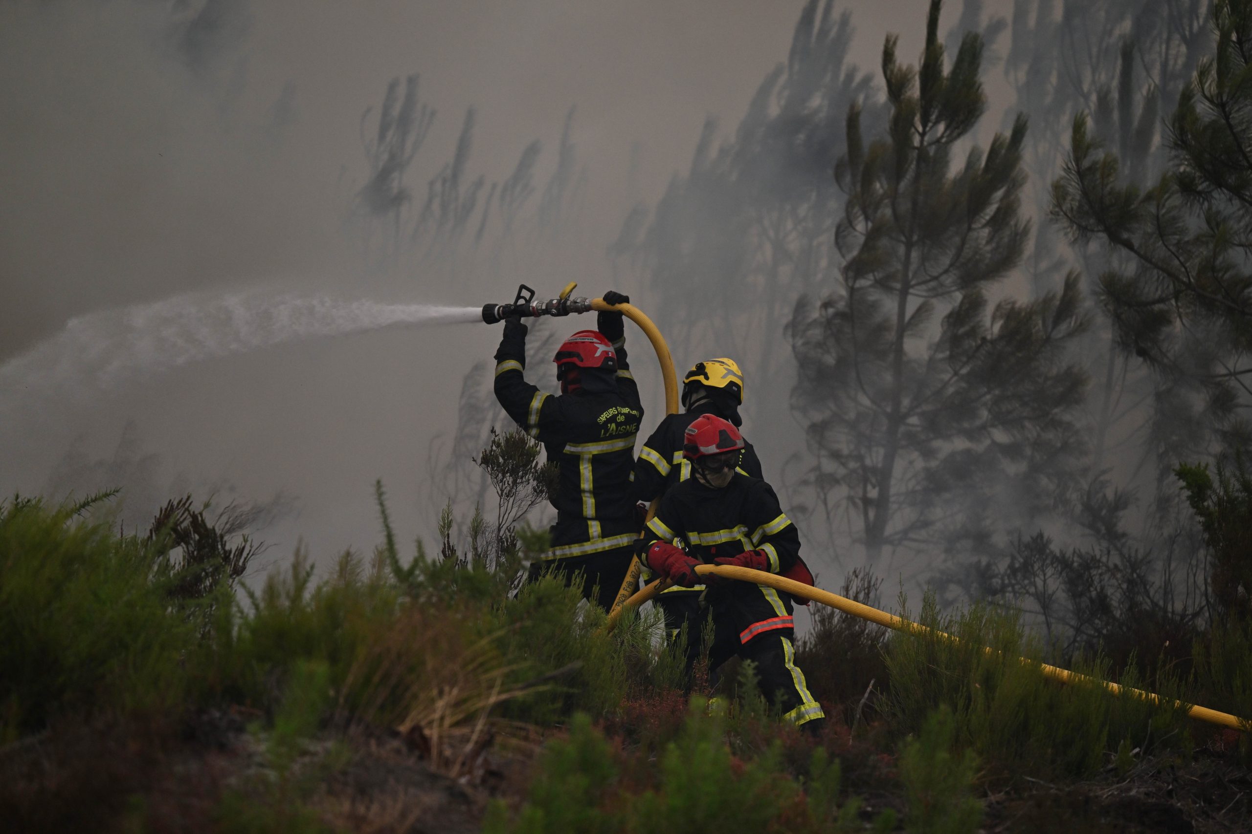 France and Spain fires force more than 200,000 to flee homes